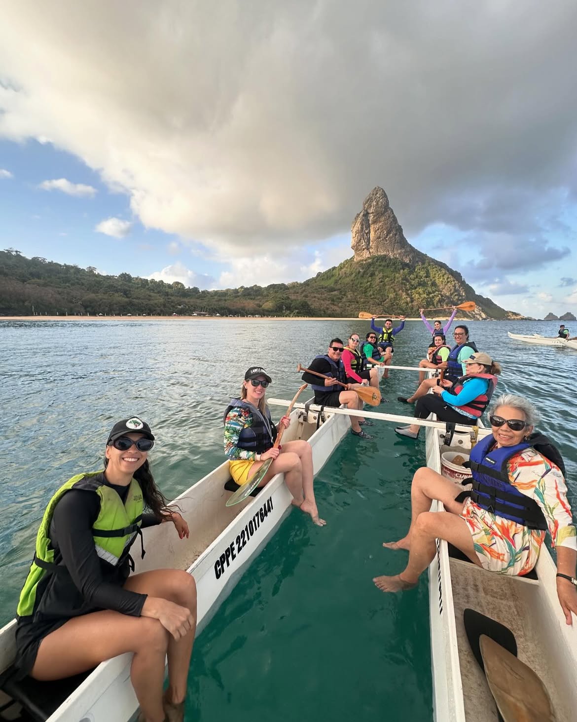 Passeio de canoa havaiana em Fernando de Noronha, com o Morro do Pico ao fundo