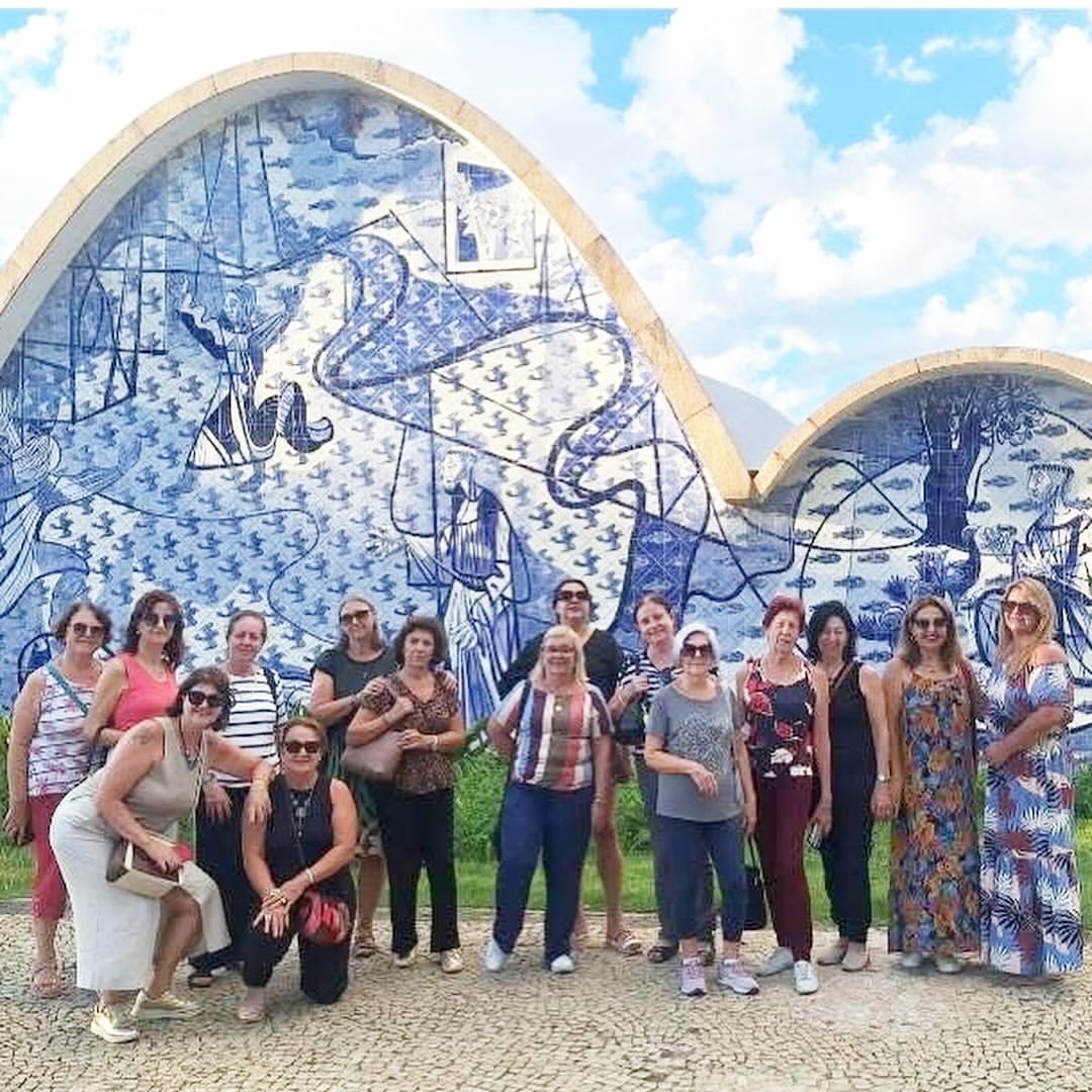 Grupo posando na Igrejinha da Pampulha, em Belo Horizonte