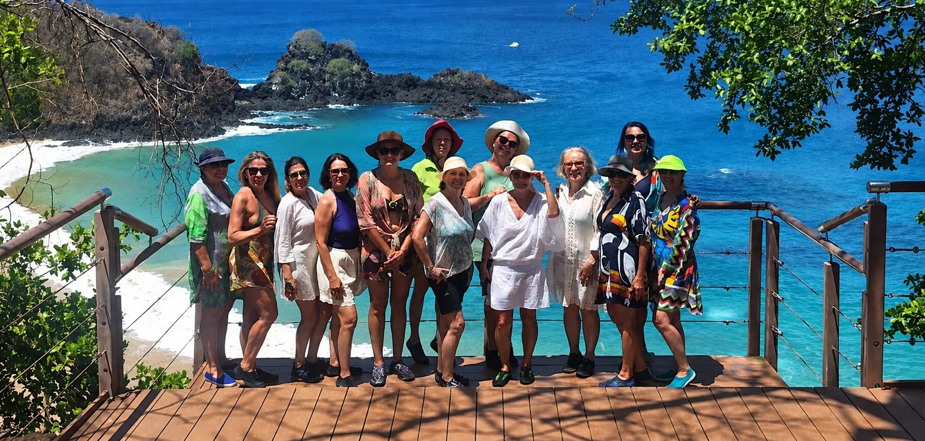 Grupo em mirante de Fernando de Noronha com o mar ao fundo