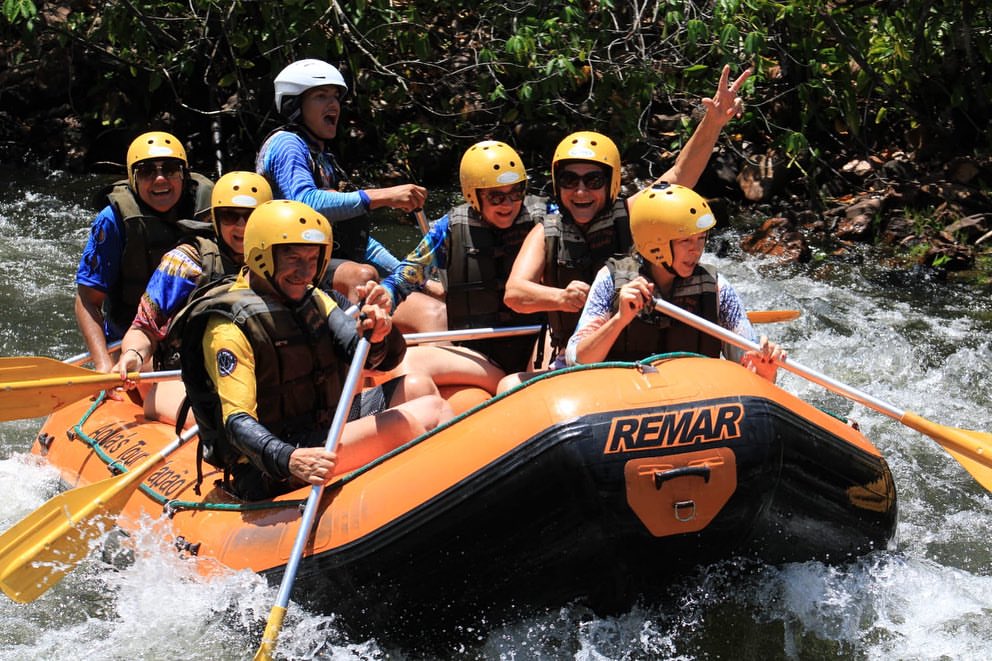 Grupo em bote de rafting nas águas do Tocantins